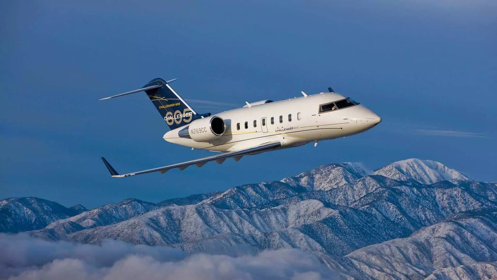 Bombardier Challenger 605 jet booking